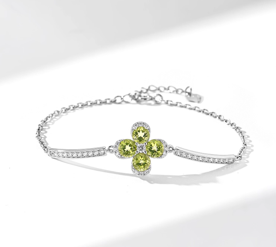 August Birthstone Peridot Bracelet – Silver-toned chain with a four-leaf clover charm (set with four round genuine peridots and a central clear stone), plus pavé clear stone accents on the band. A lucky, vibrant piece for August gifting.