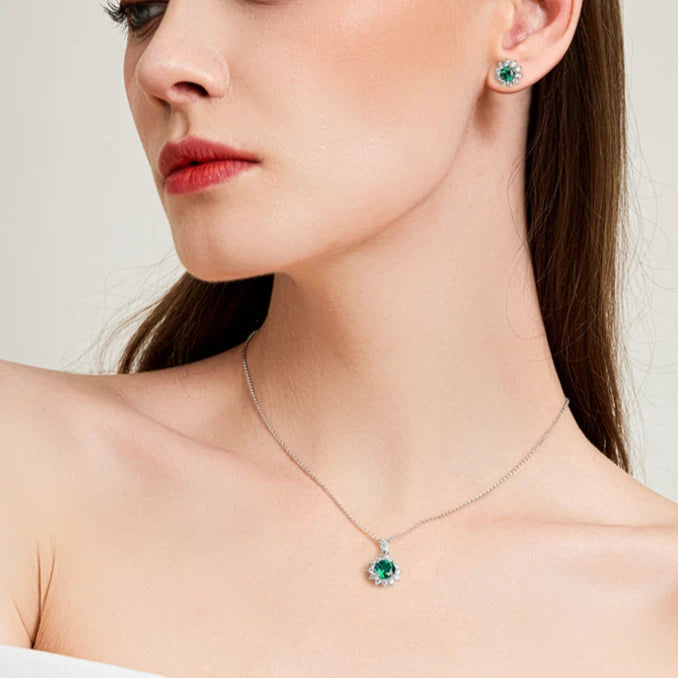 Brilliant Series Four-Claw Emerald Sunflower Necklace