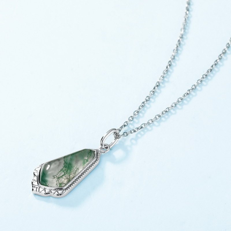 Grand and Fashionable Heart-Shaped Moss Agate Pendant