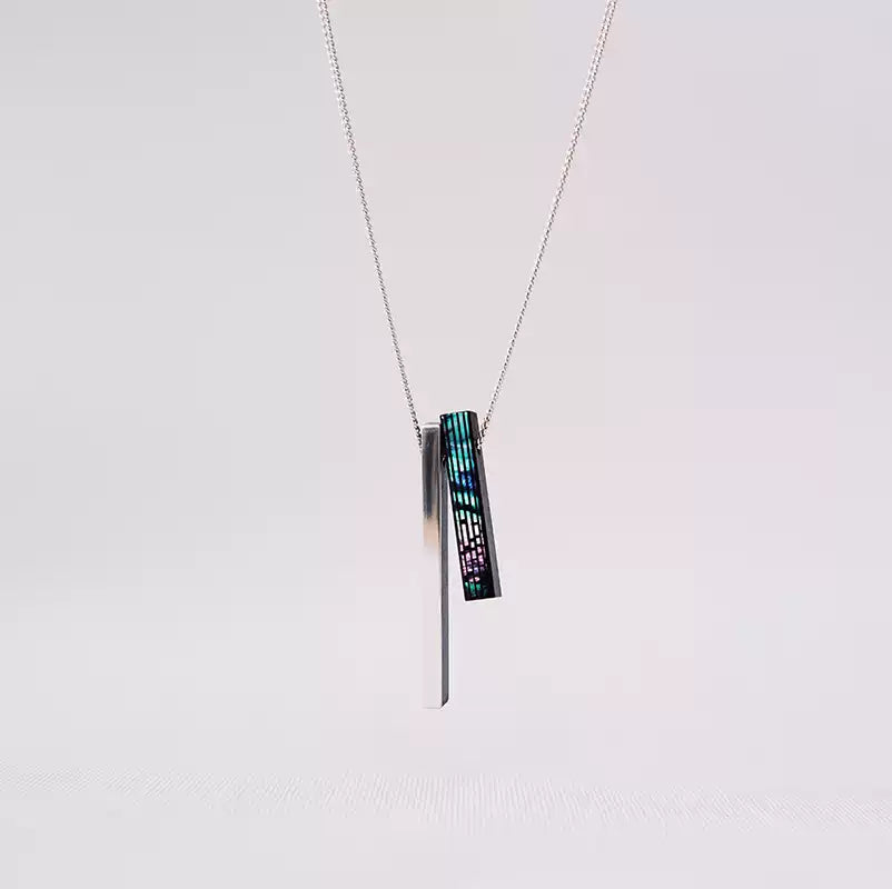 This pendant necklace features a sleek S999 silver bar and a vibrant mother - of - pearl inlaid sandalwood piece. The 70cm S925 silver chain complements the 5cm pendant. Ideal as a unique wooden wedding gift, it combines elegance and personalization.