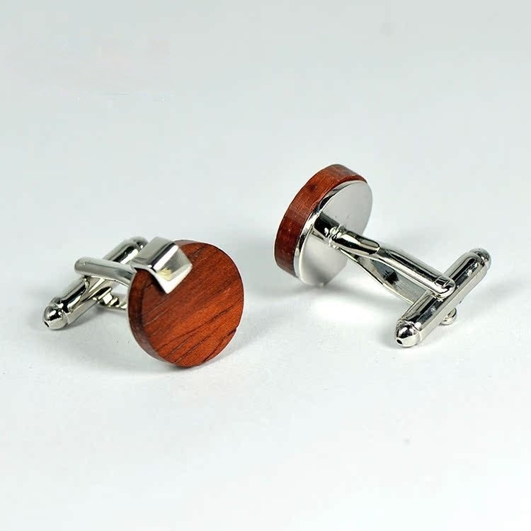 These customized round redwood men's cufflinks feature a natural solid wood design with a sleek silver metal clasp. Perfect for a wooden wedding gift, they offer a touch of luxury and can be tailored to your needs.