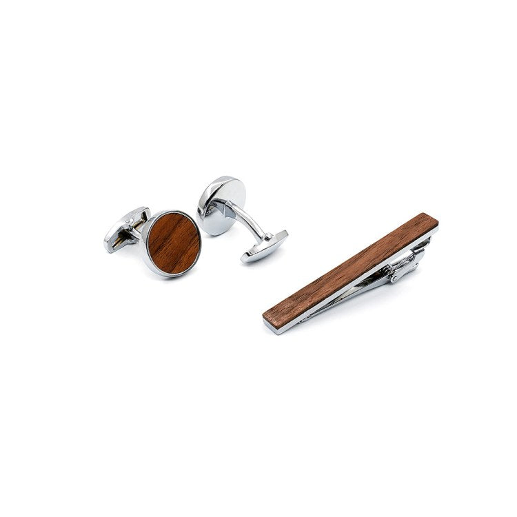 This image showcases a customized wooden wedding gift set, featuring men's wooden cufflinks and a tie clip. The set is elegantly presented in a black box, with the wooden elements highlighting a natural grain pattern. Perfect for adding a touch of sophistication to formal attire, this tailor - made set is an ideal gift for grooms or husbands.